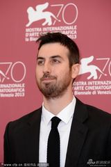 组图：《圣餐》发布会 导演西装革履来撑场