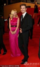 组图：邓斯特戛纳走秀紫红裙装简约亲切