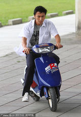 组图：谢霆锋《下一个奇迹》热拍 父妹片场探班