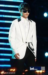 组图：EXO-K成员与2AM郑珍云等亮相T台秀