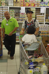 组图：《爸爸回来了》剧照 明星老爸当家显囧态