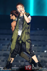 组图：2NE1SHINee精彩表演犹如club热辣气势