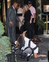 组图:妮可-基德曼被单车撞掉鞋 优雅尽失显狼狈