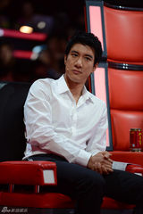 组图：好声音导师考核阿妹泪奔 力宏递纸巾