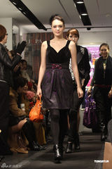 高清组图：亚太影后张榕容露肩走秀 承认喜欢潘玮柏