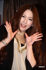 组图：女优佐山爱与瑠川里菜抵台与粉丝互动