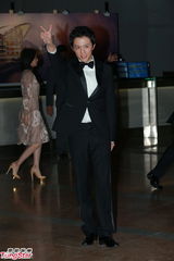 组图：晶刚香港大婚 李云迪到场摆胜利手势