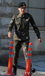 组图：韩情歌王子朴孝信退伍 VIXX到场迎接