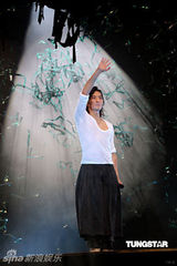 高清组图：郑伊健演唱会 舒淇登台与其热吻