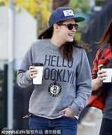 组图：暮光女外出与友人热聊 疑走出分手阴影