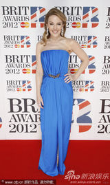 组图：凯莉-米洛蓝色抹胸裙露美背 颁奖拥抱阿黛尔