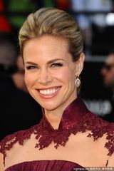 高清组图：布鲁克-伯恩斯与男伴亲吻秀恩爱