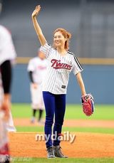 组图：韩国女艺人文素利担任棒球比赛开球嘉宾