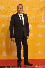 组图：让-雷诺老帅哥风范足 不停挥手显亲和