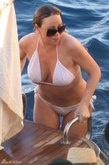 组图：玛利亚比基尼暴露壮硕身材 大秀丰乳肥臀