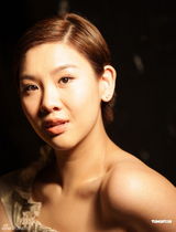 组图：郑欣宜首代言护肤品 大晒白滑素肌