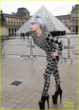 组图：Gaga秀场再搞怪 脚踩恨天高发型似拖布