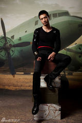 组图：江洋拍摄唯美写真时尚与复古