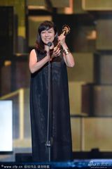 组图：黄韵玲获作曲人奖 开心向观众鞠躬道谢