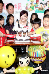 幻灯图集：梁静茹婚后亮相 号召培养孩子公益心