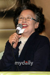 幻灯图集：金允珍《和声》试映 演女囚放声高歌