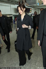 组图：李英爱黑色素衣抵港 疑为悼念韩国海难