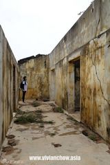 46岁周慧敏斯里兰卡公益行 为孩童剪发吹泡泡