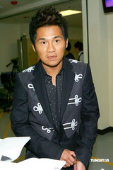 幻灯图：TVB8金曲颁奖落幕 容祖儿银装现身捧奖