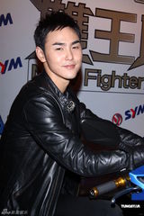 组图：阮经天代言机车 新片搞神秘不知女主角