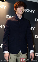 组图：少女时代郑丽媛等盛装出席品牌时尚秀