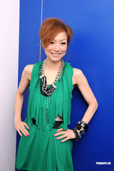 幻灯：郑秀文出席音乐中心开幕礼 老板为其首位助手