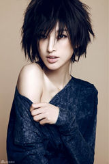 组图：张俪清新短发诠释性感尤物