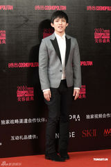 组图：周慧敏白纱裙飘逸现身 小腹扁平力证未怀孕