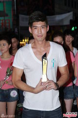 组图：亚洲先生闹市被起哄亲亚姐 趁机把台妹