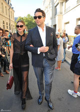 高清图：奥利维亚-巴勒莫黑色透视裙亮相时装周