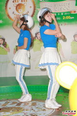 组图：Crayon Pop戴头盔现身握手会 大跳热舞