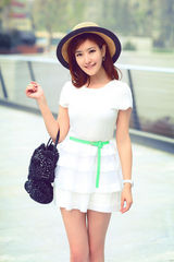 组图：徐子淳清新装扮 自然范儿出街时尚