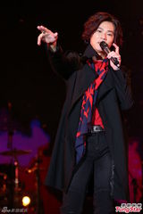 组图：罗志祥穿皮草露肩夜唱 歌迷嫌穿太多