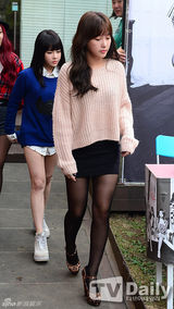 组图：韩团T-ara办签名会 成员着秋装展时尚