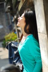 高清组图：刘思彤最新秋日写真 俏丽容颜含苞待放