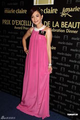 组图：杨幂露肩红裙出席颁奖礼 Ella粉长裙惊艳  