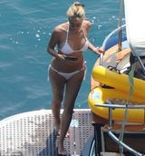 组图：55岁莎朗-斯通再现本能诱惑 真空秀S曲线