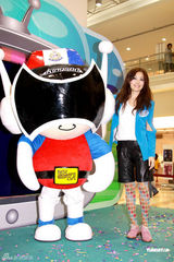 幻灯图：容祖儿热裤彩袜亮相 与吉祥物合影童心未泯