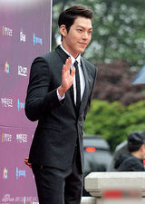 组图：金宇彬帅气亮相百想 模特身材出挑