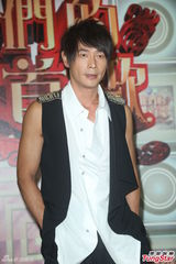 组图：黄品源婚变后首现身 激动落男儿泪