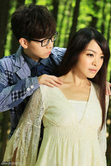 组图：胡夏拍《傻瓜探戈》MV 搂美女舞伴热舞