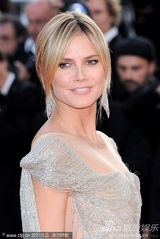 组图：超模海蒂戛纳走秀礼服露背身材高挑