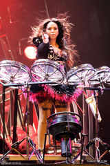 组图：张惠妹台北热力开唱 羽毛装惊艳大秀爵士鼓