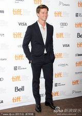 组图：莉莉亮相《作家们》首映 施瓦辛格儿子帅气