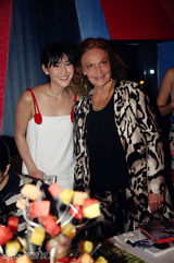 组图：陈燃出席时尚晚宴 白衣长裙清纯可爱